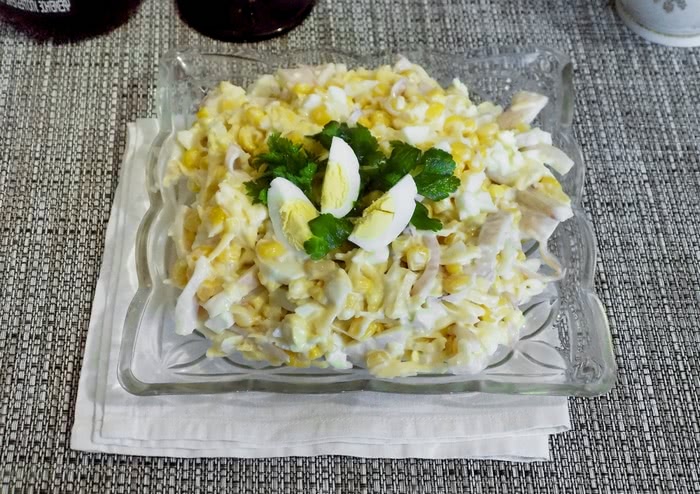 Салат з кальмарами та яйцем