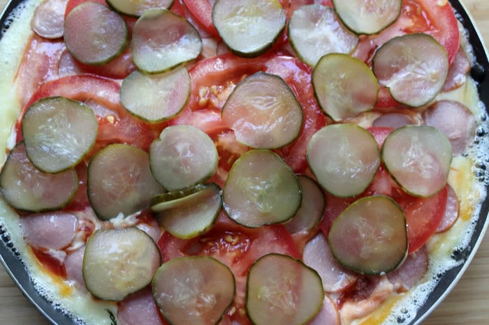 Рецепт швидкої піци на сковороді, покроково, фото