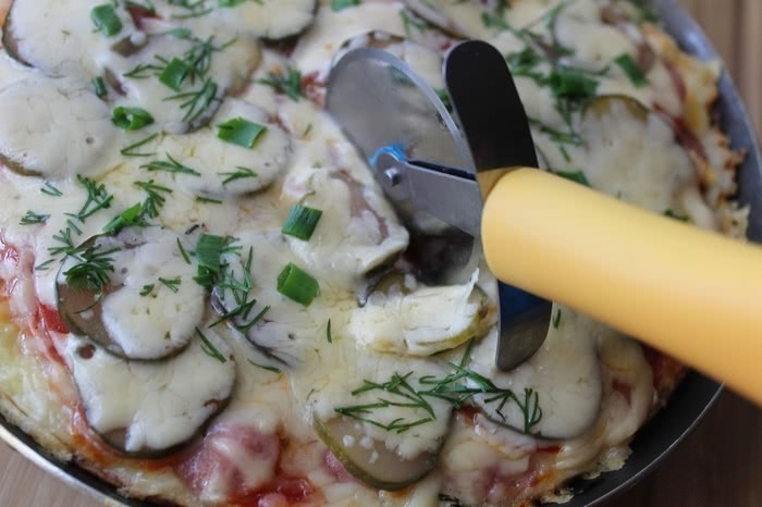 Рецепт швидкої піци на сковороді, покроково, фото