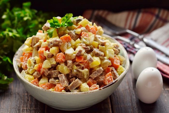 Салат з язиком і овочами