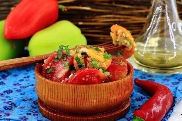 Пряний салат з помідорами