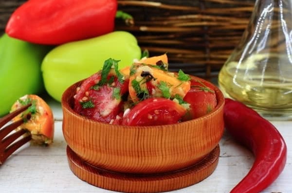 Рецепт пряного салату з помідорами