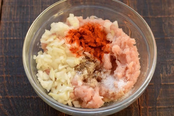 Рецепт сирного рулету з курячим фаршем, покроково, фото