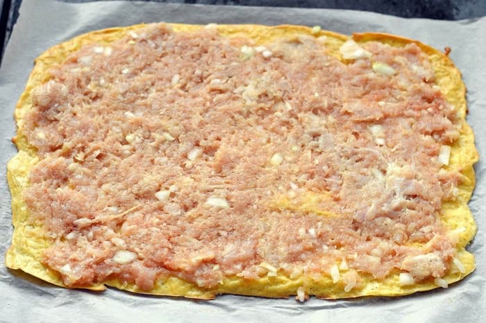 Рецепт сирного рулету з курячим фаршем, покроково, фото
