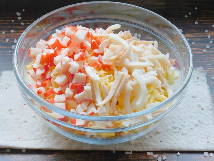 Рецепт салату з кальмарами та кукурудзою