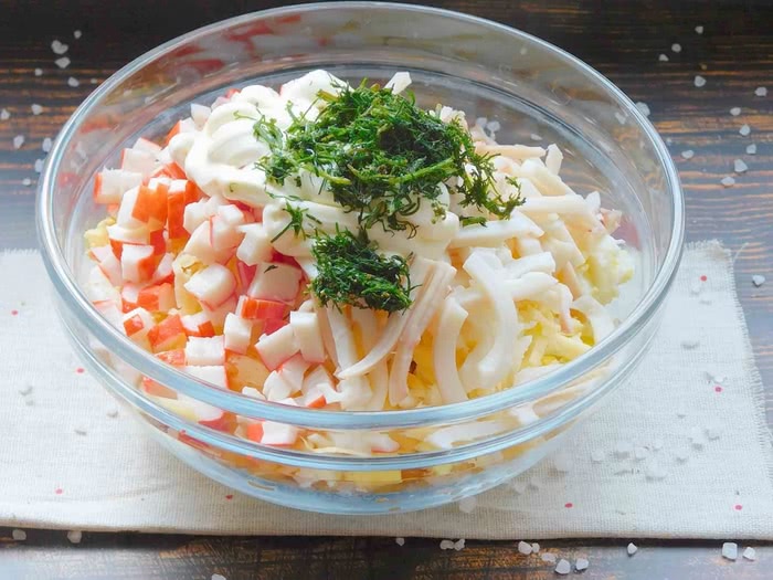 Рецепт салату з кальмарами та кукурудзою