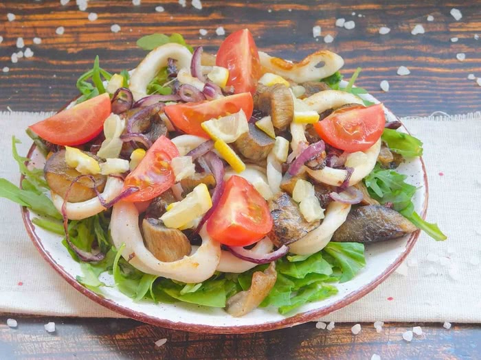 Рецепт салату з кальмарами та грибами