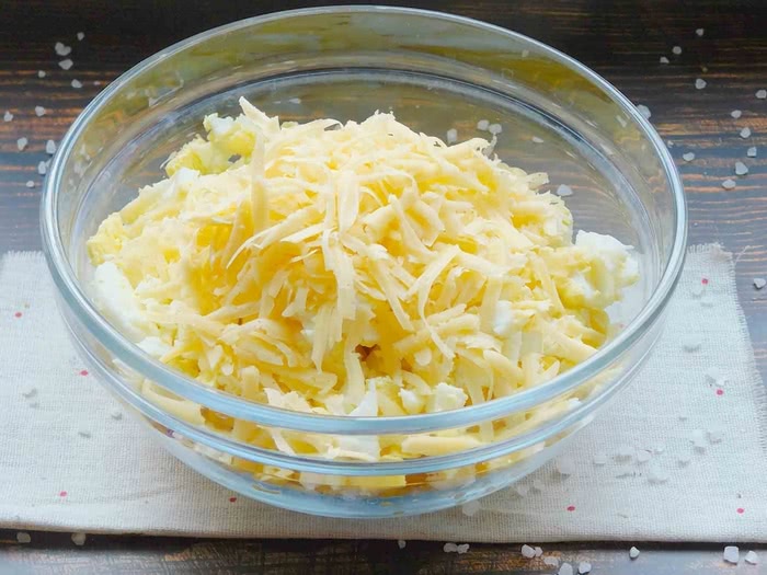 Рецепт салату з кальмарами та кукурудзою