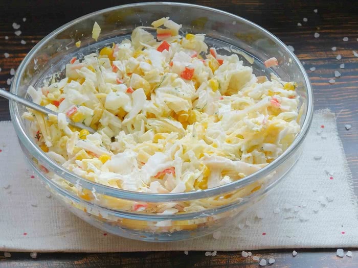 Рецепт салату з кальмарами та кукурудзою