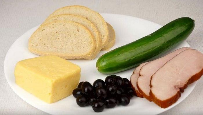 Рецепт канапок з шинкою, сиром та маслинами