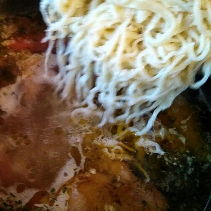 Курячий суп з яєчною локшиною