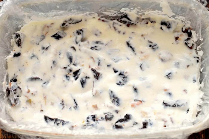 Рецепт торту з чорносливом та горіхами