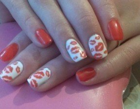 Манікюр червоним лаком 5